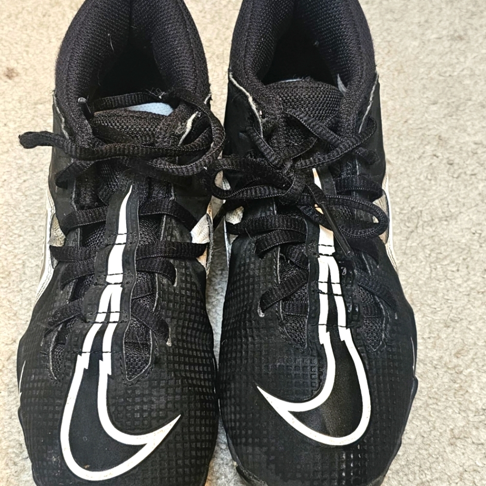 Youth football cleats